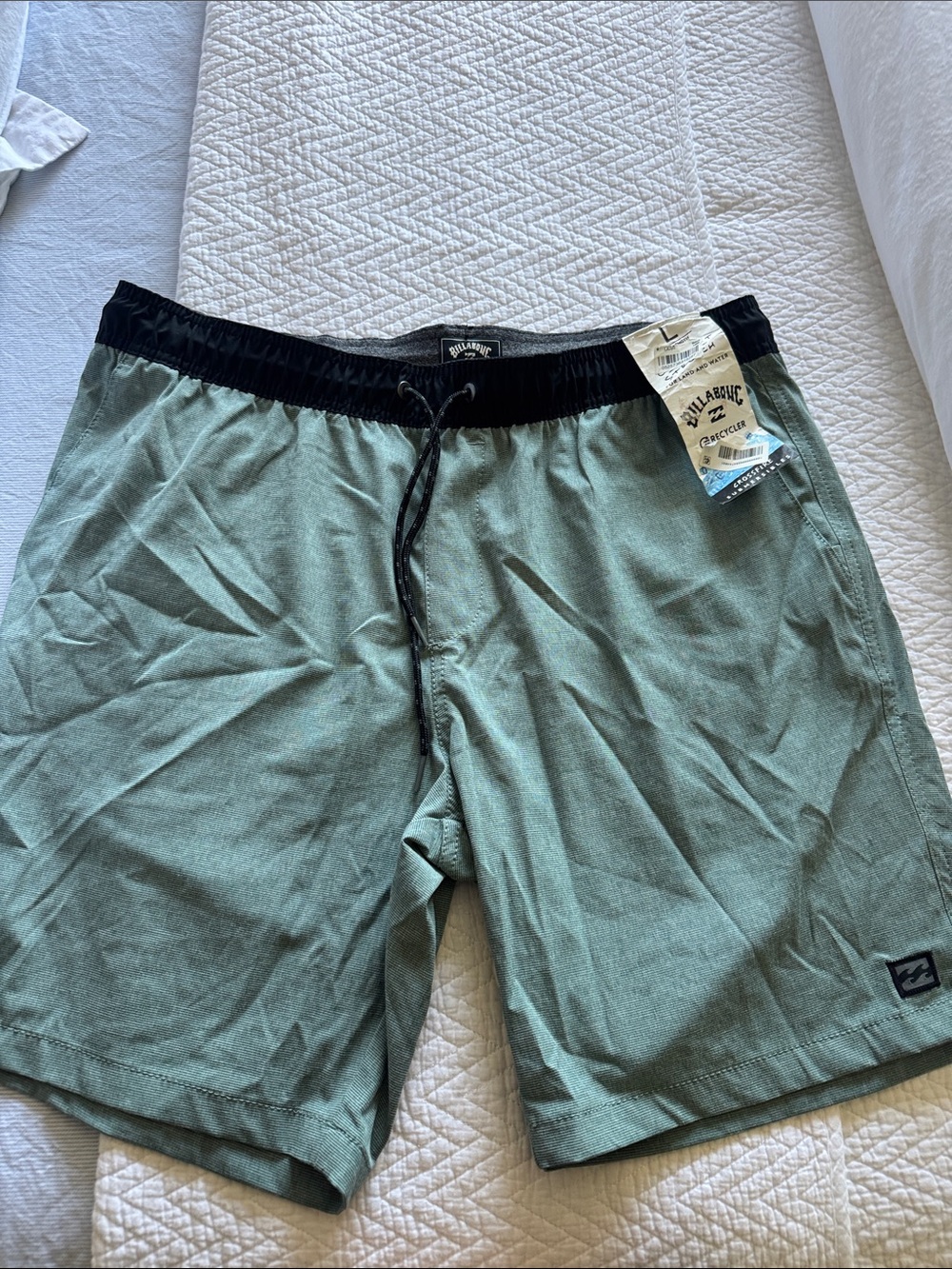 NWT men’s large billabong wet dry shorts